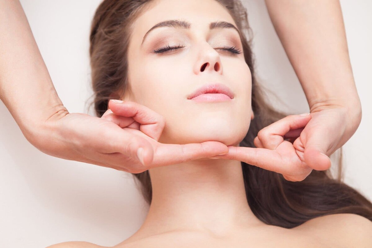 Совет от косметолога: «Не забывайте про кожу под нижней челюстью, она ваше лицо на себе держит»