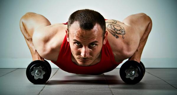 Фитнес для мужчин: 10 упражнений с гантелями для мышц груди (видео)
