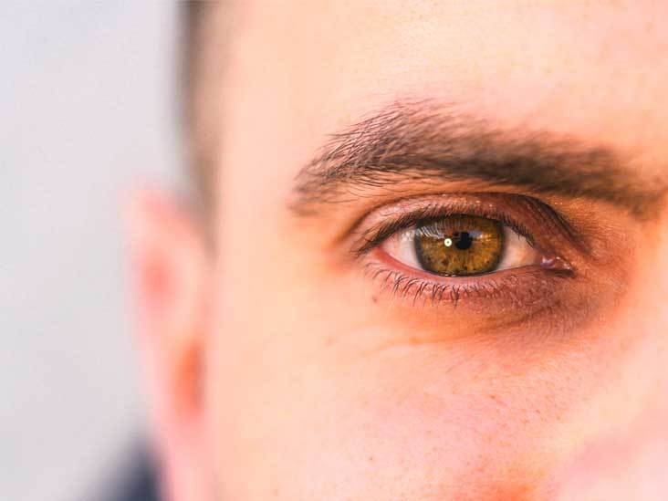 Шелушится кожа вокруг глаз: причины и что делать