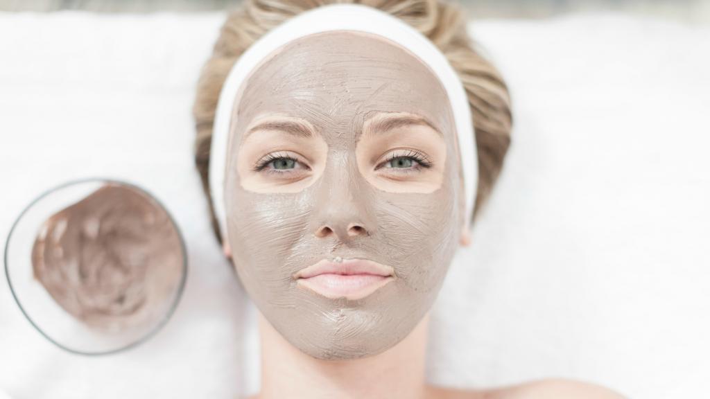 Как бороться с жирной кожей лица: правила ухода, эффективные средства, маски
