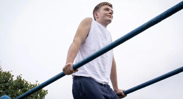 Круговая тренировка на турнике и брусьях: комплекс упражнений для начинающих и продвинутых (видео)