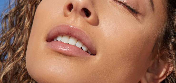 Блеск, но не липкость: лучшие летние бальзамы и тинты для губ