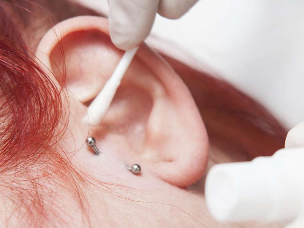 Чем обрабатывать ухо после прокалывания: виды антисептических средств, их состав, правила и особенности обработки проколотого уха