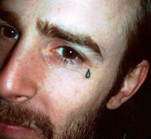 Происхождение и значение татуировки слезы под глазом