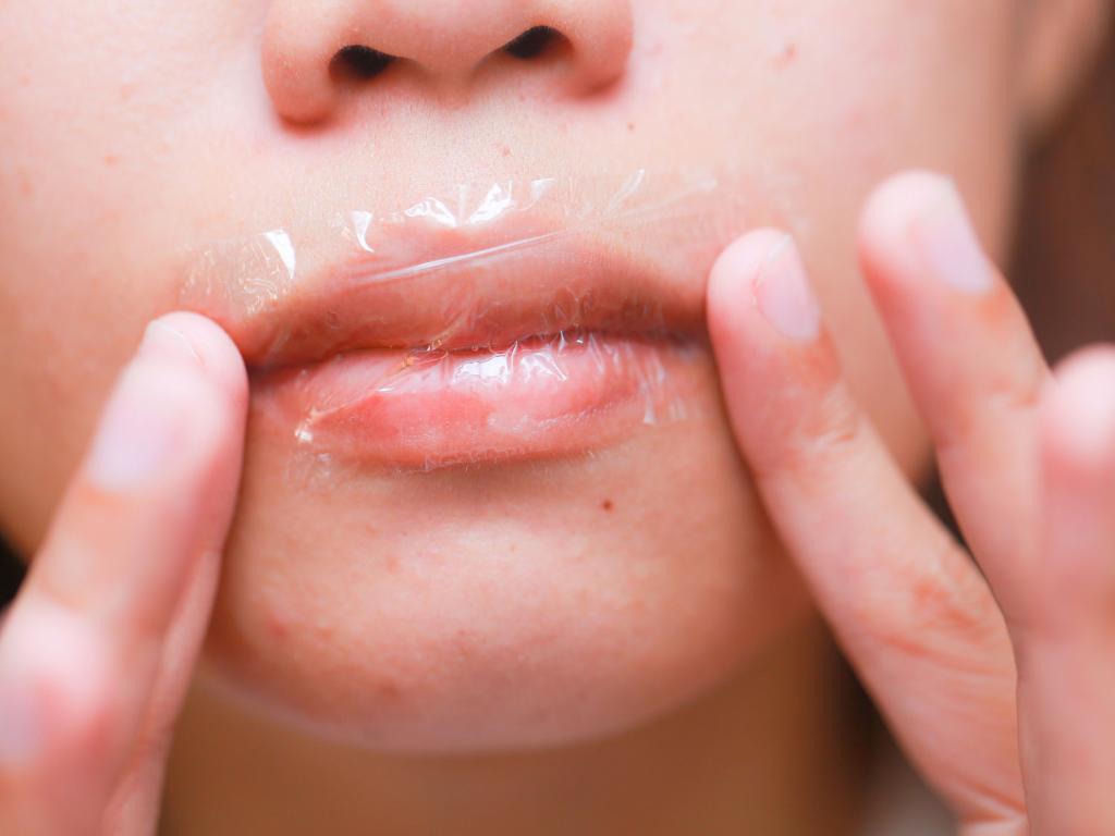 Как сделать губы мягкими в домашних условиях: народные рецепты