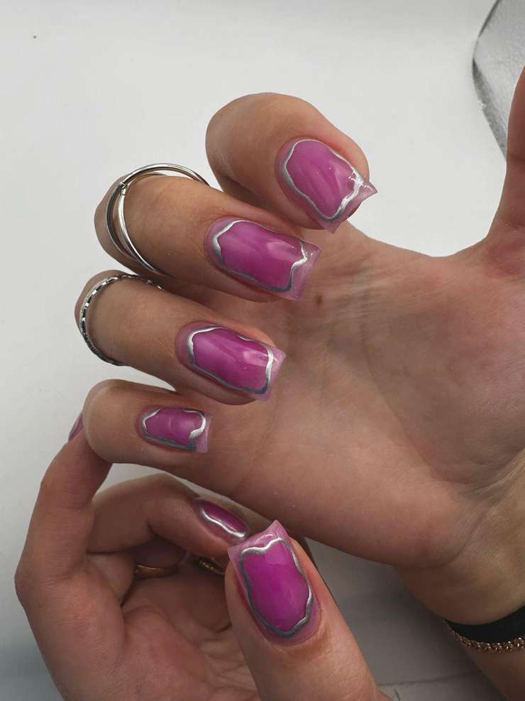 Кислотные оттенки и цветной френч: топ−5 трендовых маникюров на осень 2025