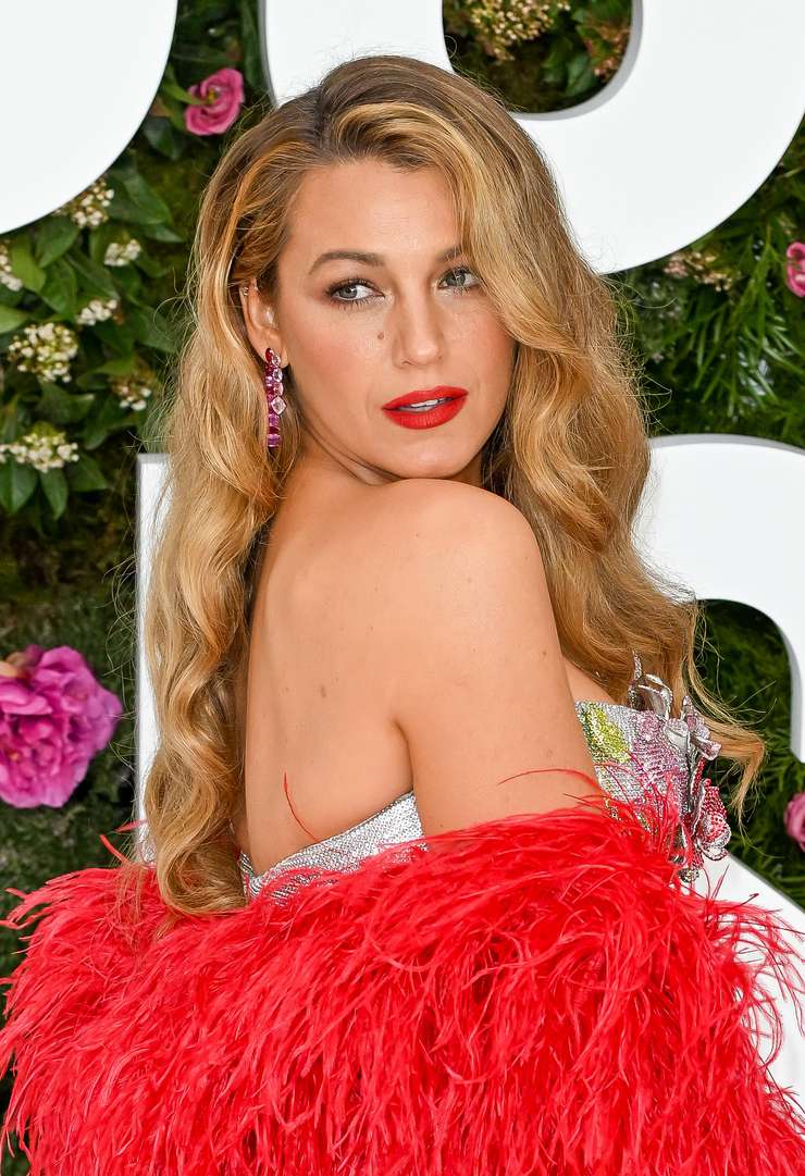 Молочные ванны и кола для красоты волос: топ−5 странных бьюти-привычек звезд