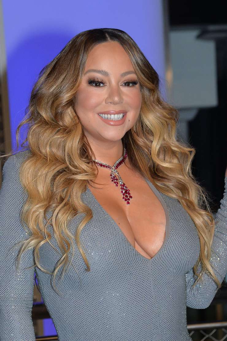 Молочные ванны и кола для красоты волос: топ−5 странных бьюти-привычек звезд