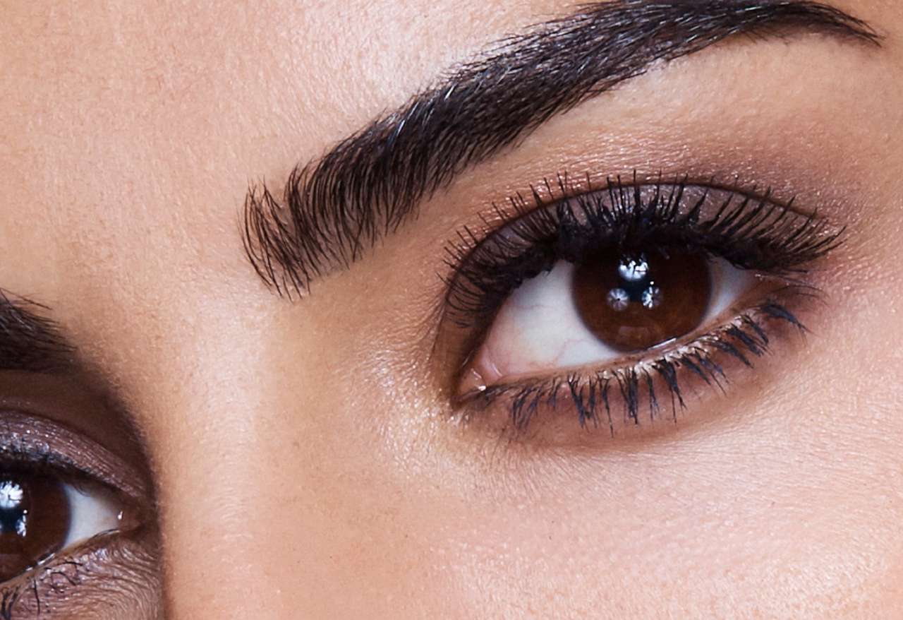 Осенняя загадка: как выполнить нюдовый макияж smoky eye с темным акцентом