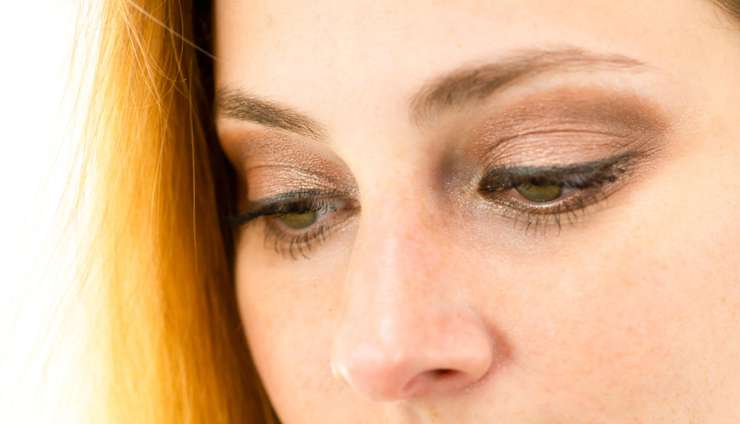 Осенняя загадка: как выполнить нюдовый макияж smoky eye с темным акцентом