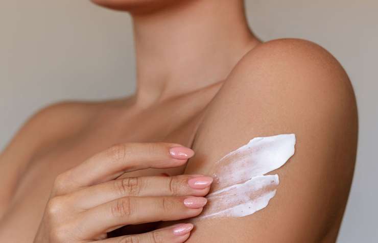 Пептиды и ретинол — теперь и на теле: что нужно знать об «умных» кремах для тела