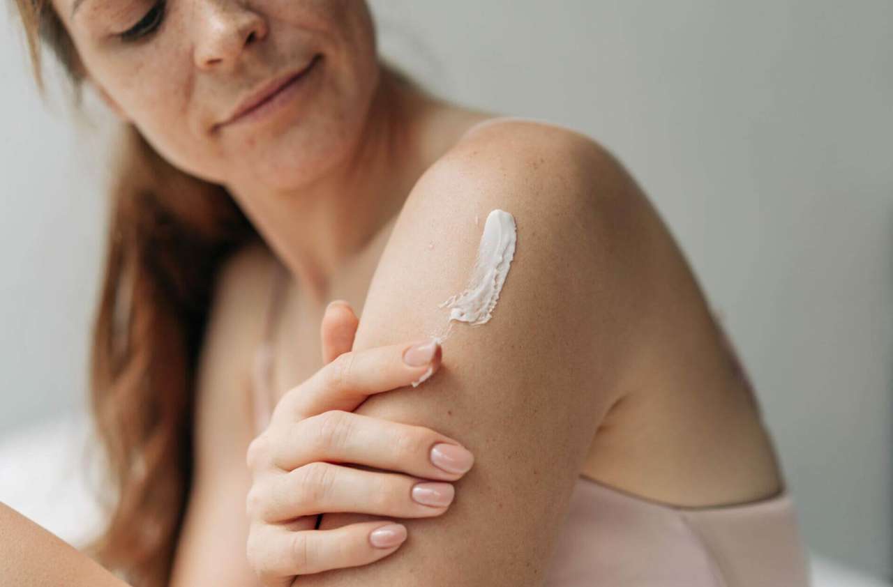 Пептиды и ретинол — теперь и на теле: что нужно знать об «умных» кремах для тела