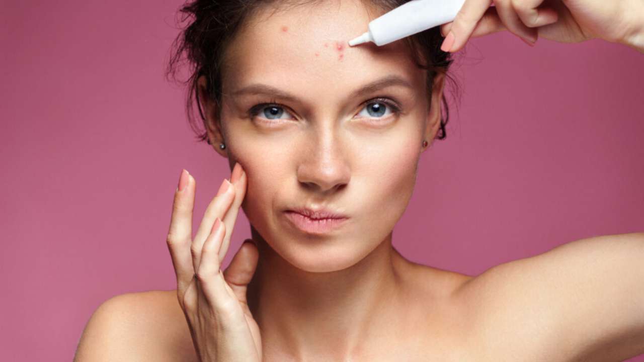 Семь привычек по уходу за кожей, которые помогут избавиться от акне на лице и теле
